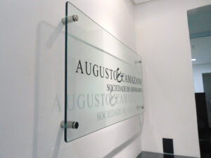 painel-de-vidro-para-escritorio-com-logotipo, placa-de-vidro-advocacia