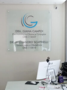 painel-de-vidro-para-recepcao-de-clinica, painel-de-vidro-com-logotipo-adesivado