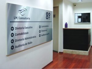 placa de sinalização em aço escovado