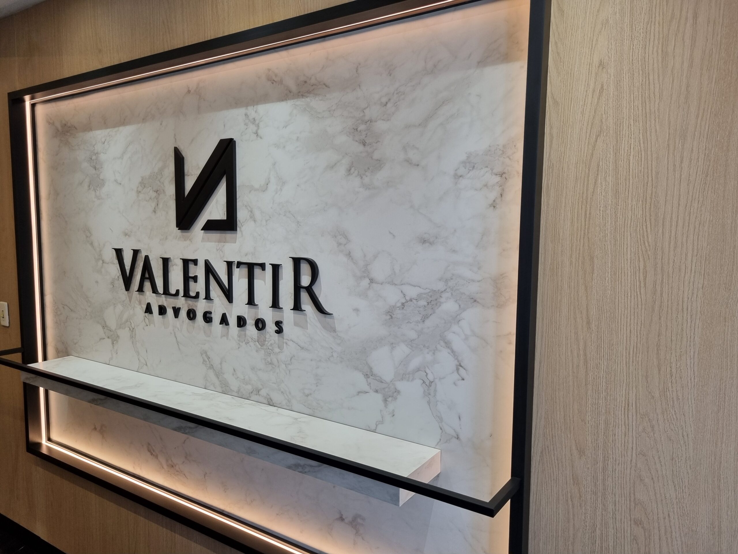 placa com logotipo para recepção de empresa