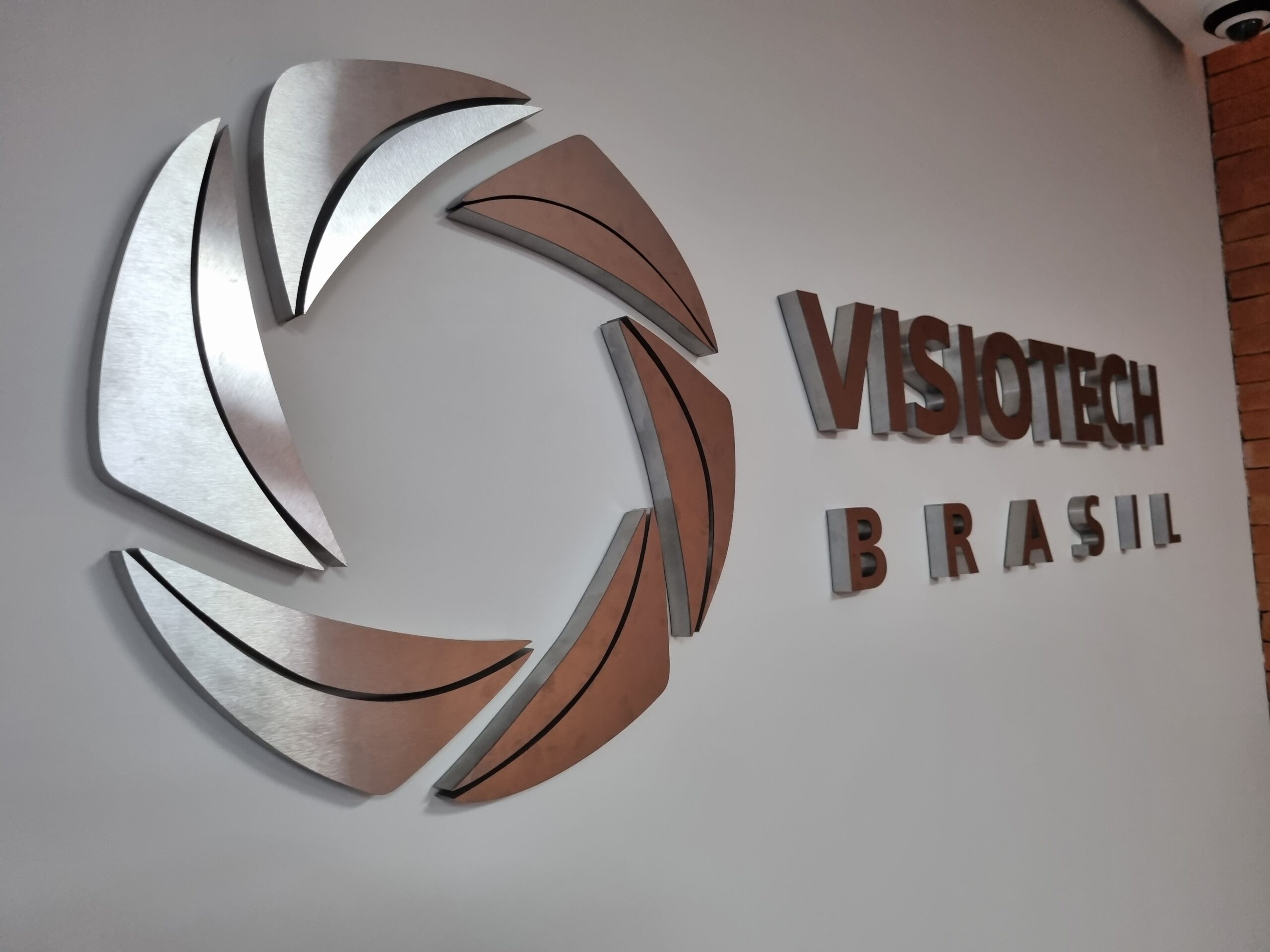 placa com logotipo para recepção de empresa