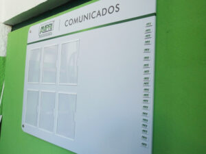 Quadro de aviso acrílico