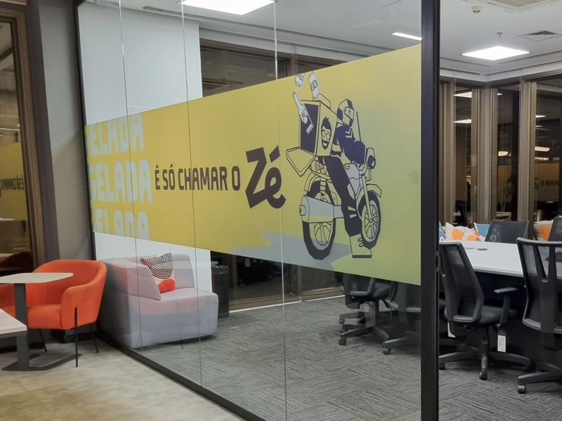 ambientacao corporativa com adesivo de parede