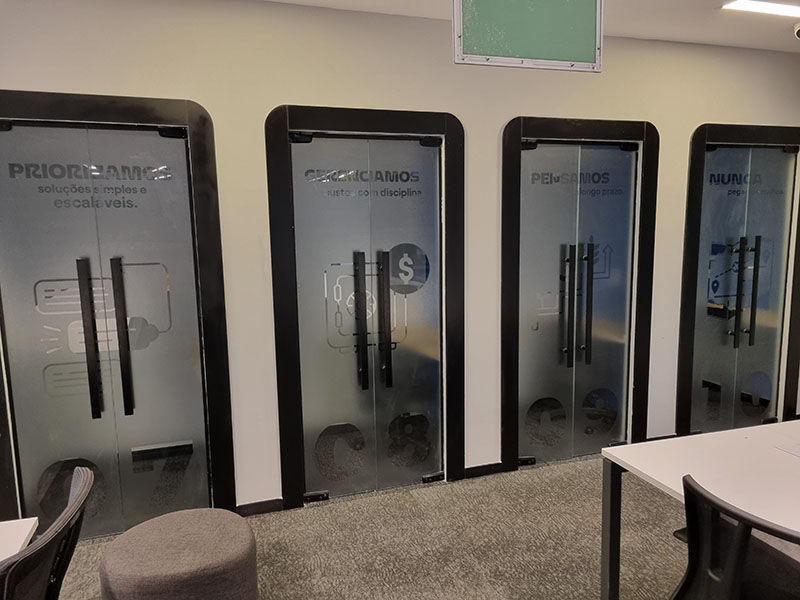 adesivo jateado para empresa